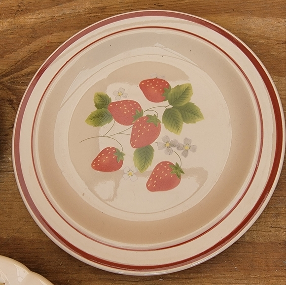 2 Strawberry Ironstone Plates - Picture 4 of 4